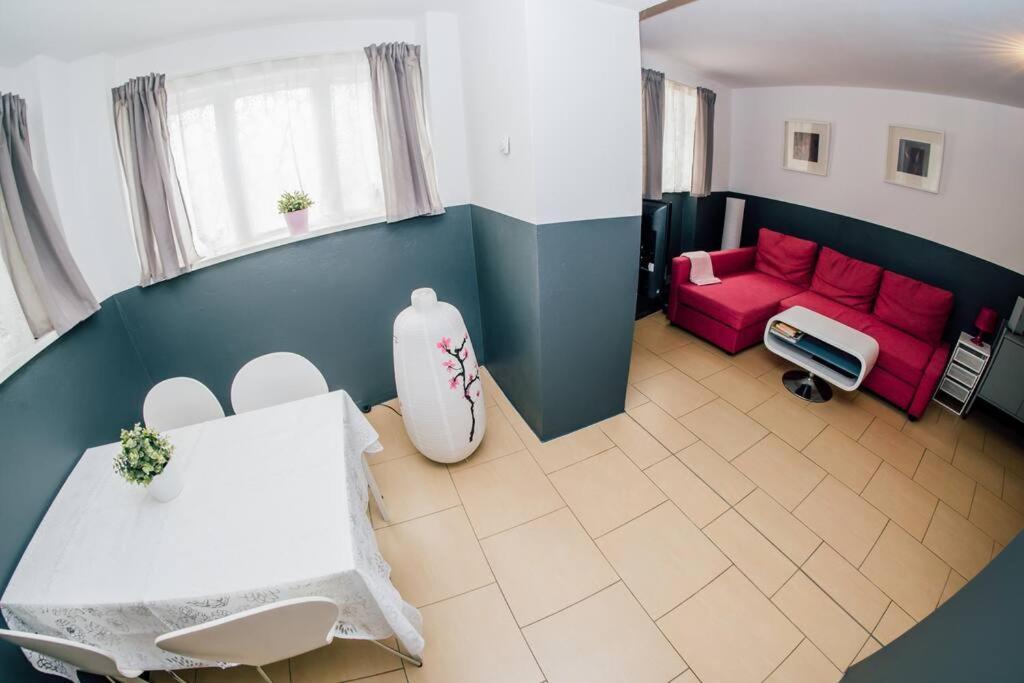 Apartment At - Pink Rostock